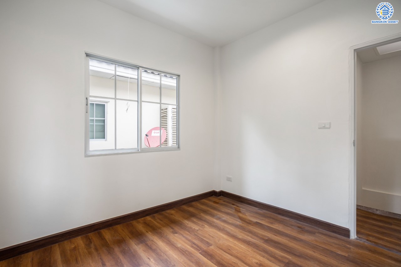 บ้านมือสองตกแต่งใหม่ ม.เดอะวิลล่า ราชพฤกษ์-ท่าอิฐ หลังมุม แบรนด์ Property Perfect โซนต้นโครงการ เดินทางสะดวก เนื้อที่ 23.9 ตร.ว. ฟังก์ชัน 3 ห้องนอน 2 ห้องน้ำ จอดรถได้ 1 คัน บนทำเลเชื่อมต่อทั้ง ถ.รัตนาธิเบศร์ และถ.ราชพฤกษ์ และเพียง 10 นาทีถึงรถไฟฟ้า "สถานีบางรักน้อยท่าอิฐ"...